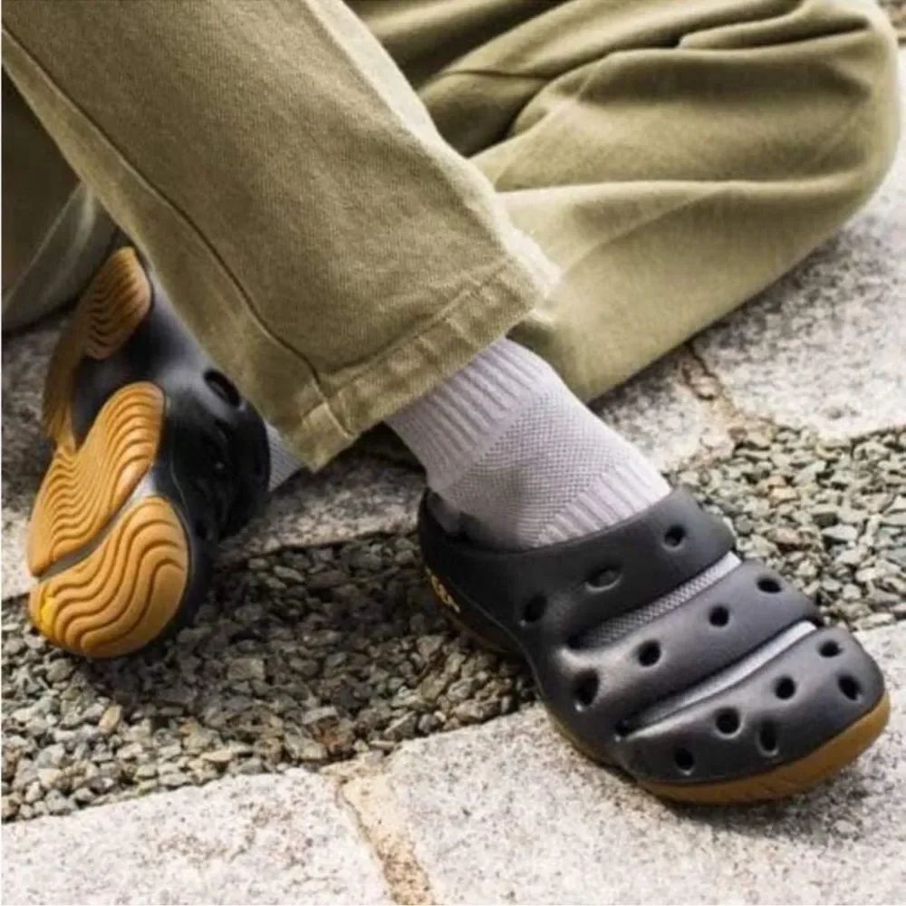 KEEN Yogui Black Perforated Slip-On EVA Rubber Clogs EU 42 M 9 W 11 Unisex